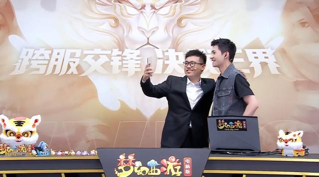 杨洋UZI跨服对决：战局反转不可预测