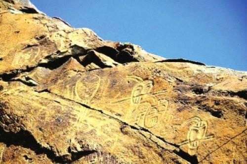 知比山下面的石头符号地下遗迹的秘密是什么