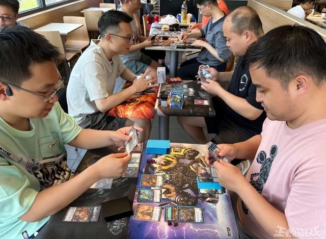 最惨魔兽粉丝？暴雪把游戏停运十年，他们自己做新版本推广！