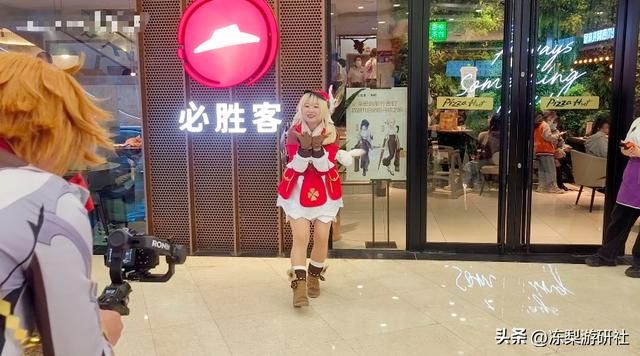 原神玩家人均多才多艺？把必胜客变漫展后，他们又开始了舞王争霸