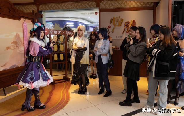 原神玩家人均多才多艺？把必胜客变漫展后，他们又开始了舞王争霸