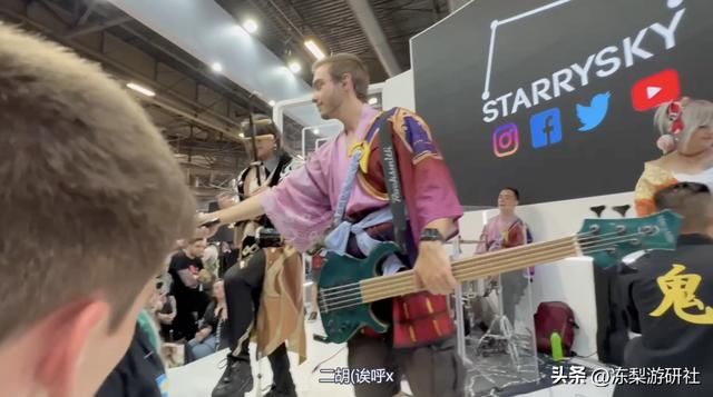 中文唱神女劈观、二胡古筝演听书人,欧洲人甚至把高铁涂成了原神