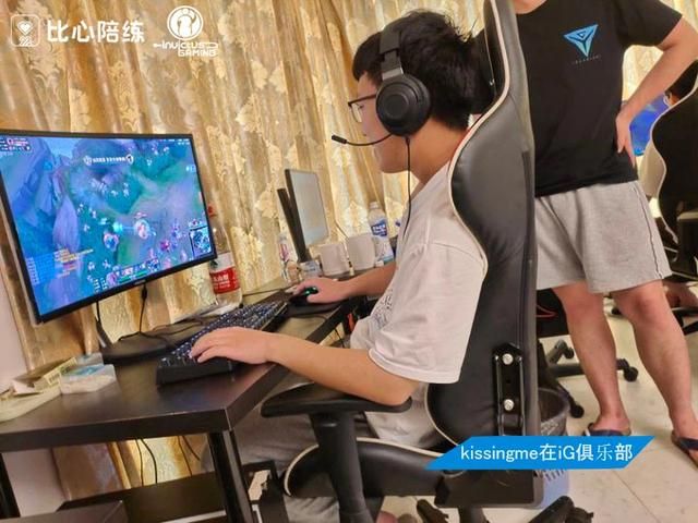 Rookie空降比心陪练总部，担任一日电竞考核官，大秀操作