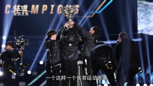 Rookie空降比心陪练总部，担任一日电竞考核官，大秀操作