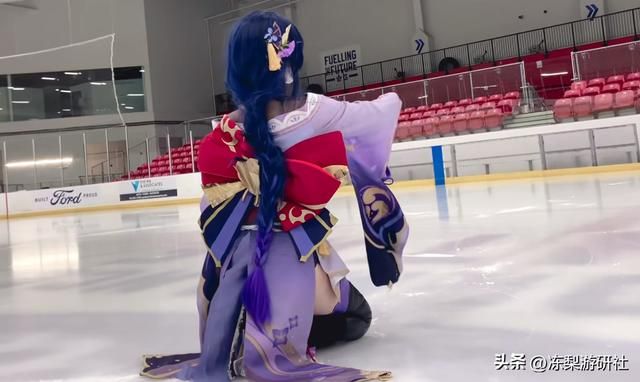 妹子cos雷电将军玩花滑，拿出武器那一刻，原神玩家：女关公附体