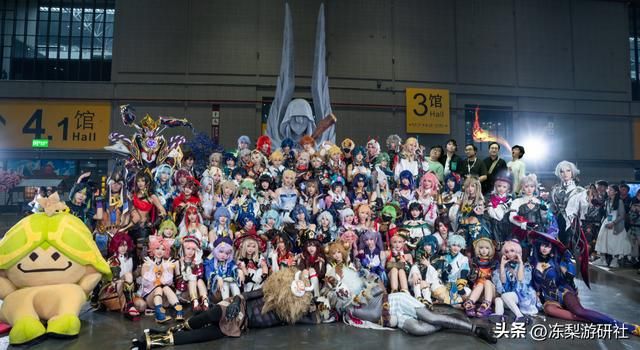 和50个Coser合影,推着派蒙上婴儿车,上万原神玩家在FES玩什么?