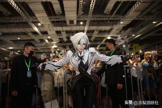 和50个Coser合影,推着派蒙上婴儿车,上万原神玩家在FES玩什么?