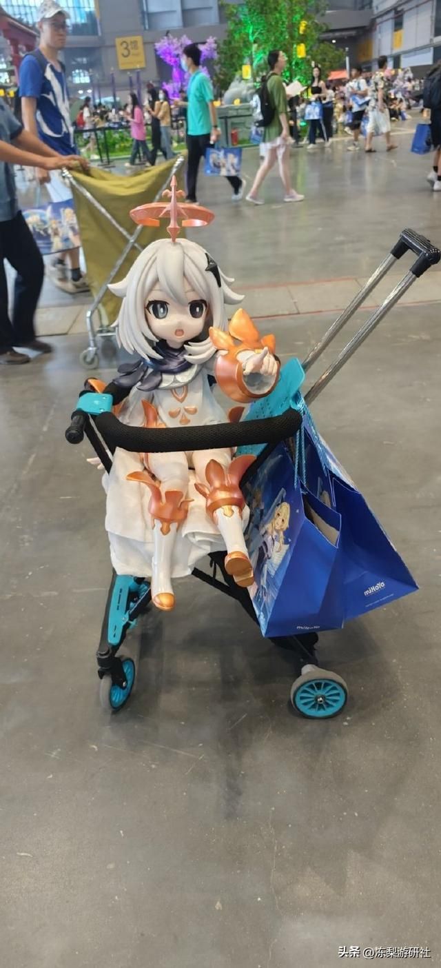 和50个Coser合影,推着派蒙上婴儿车,上万原神玩家在FES玩什么?