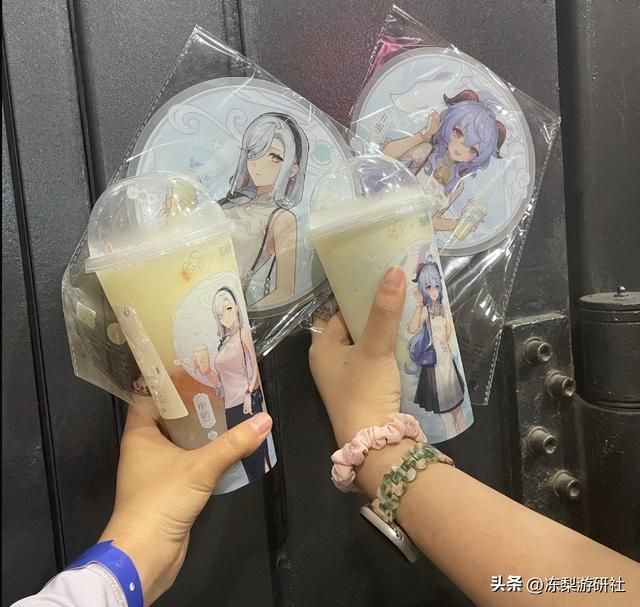 和50个Coser合影,推着派蒙上婴儿车,上万原神玩家在FES玩什么?