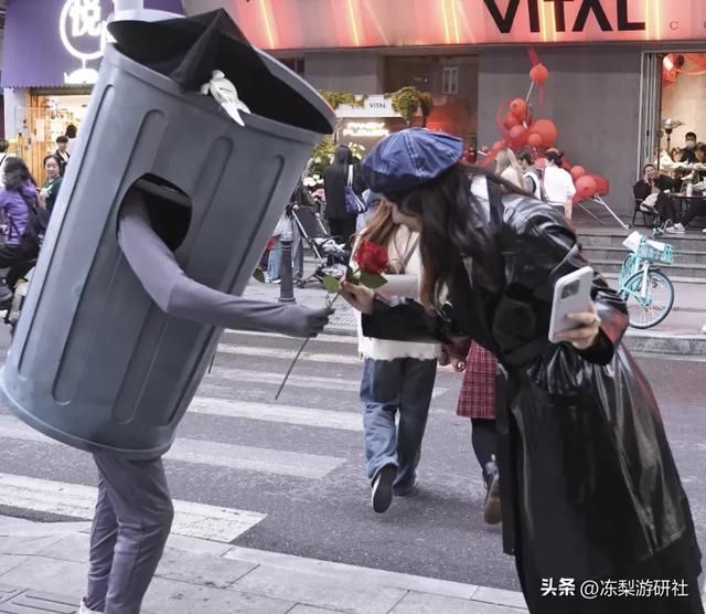 情人节当天,有大量情侣收到了鲜花和祝福,但对方竟是垃圾桶?