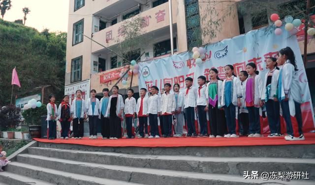 这些参与到米哈游“薪火公益计划”的孩子们,正在用歌声传递爱