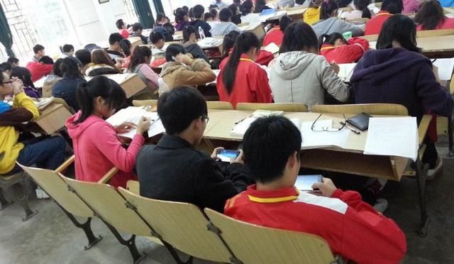 电竞选手想着退役后上大学，大学生无心学习想着打职业，谁对谁错