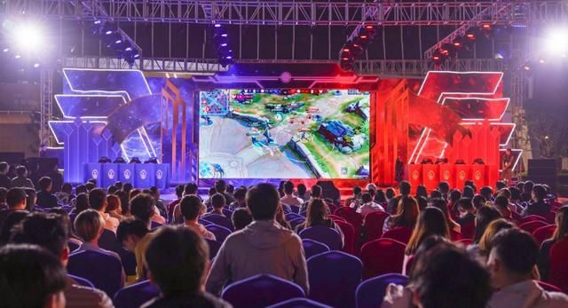 电竞选手想着退役后上大学，大学生无心学习想着打职业，谁对谁错