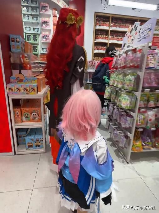 家庭调味剂？路上偶遇姬子妈妈带一儿一女逛街，被开心氛围笼罩