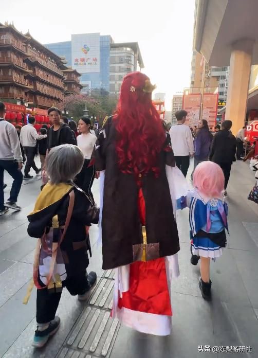 家庭调味剂？路上偶遇姬子妈妈带一儿一女逛街，被开心氛围笼罩