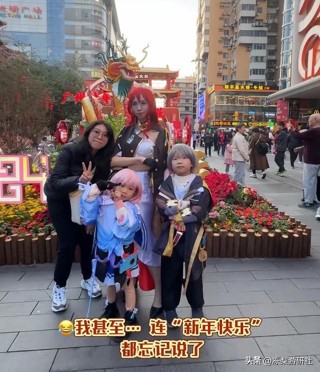 家庭调味剂？路上偶遇姬子妈妈带一儿一女逛街，被开心氛围笼罩
