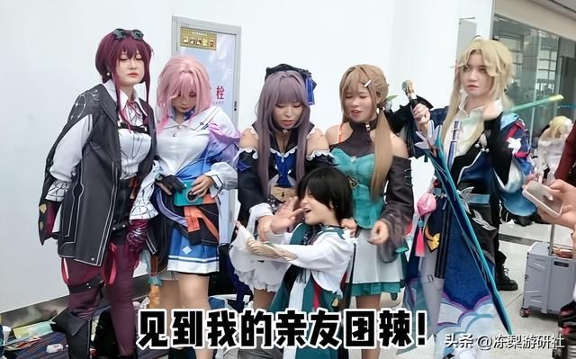 家庭调味剂？路上偶遇姬子妈妈带一儿一女逛街，被开心氛围笼罩