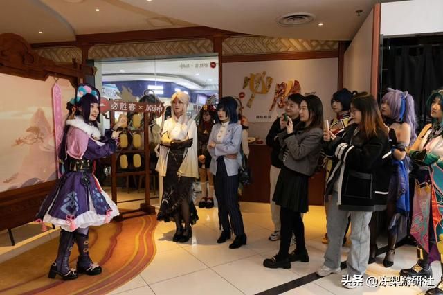 法国惊现占地三层展厅，摆满枫丹原画和巨型周边，该国人羡慕了？