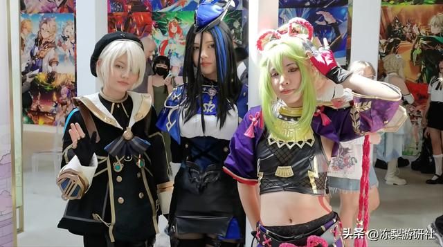 法国惊现占地三层展厅，摆满枫丹原画和巨型周边，该国人羡慕了？