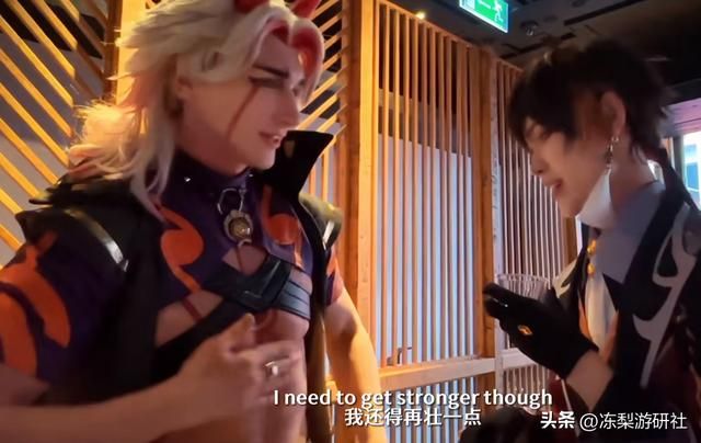 老外一斗携国人钟离漫步伦敦街头，被反复搭讪合影，进餐厅还免费