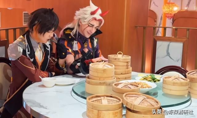 老外一斗携国人钟离漫步伦敦街头，被反复搭讪合影，进餐厅还免费