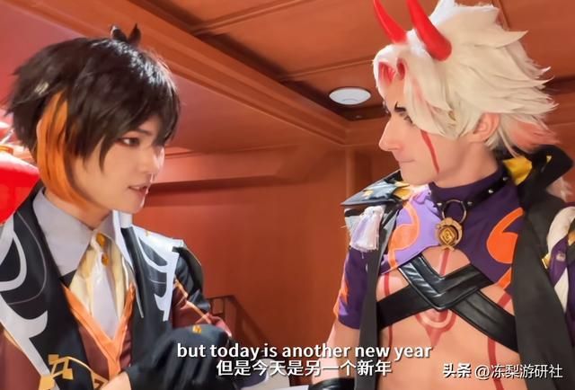 老外一斗携国人钟离漫步伦敦街头，被反复搭讪合影，进餐厅还免费