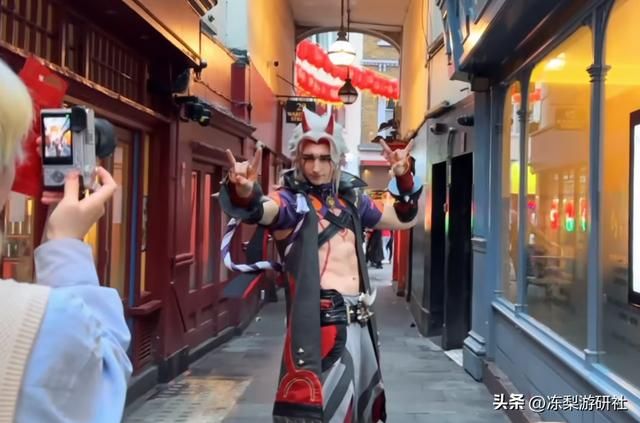 老外一斗携国人钟离漫步伦敦街头，被反复搭讪合影，进餐厅还免费