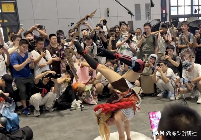 原神又被官媒表扬？检察官COS芙宁娜FES普法，将IP价值发挥到极致