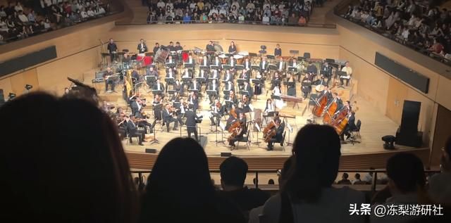 这就是原神的氛围！线下音乐会变大型整活现场：指挥带头乐队跟风