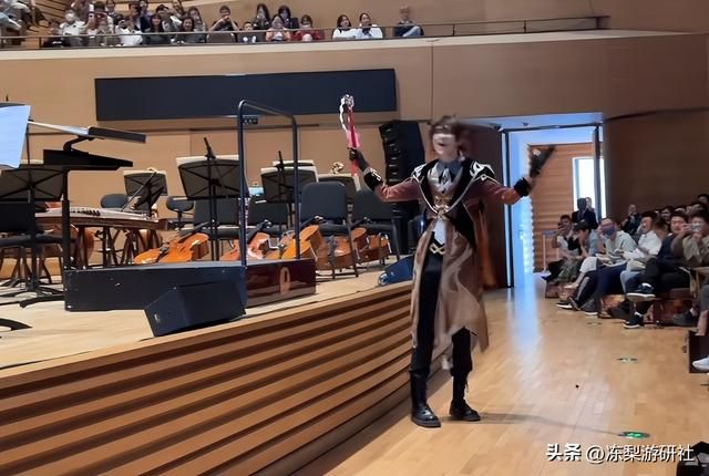 这就是原神的氛围！线下音乐会变大型整活现场：指挥带头乐队跟风