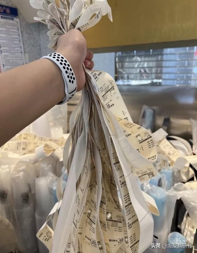 原神x喜茶，想拿到隐藏奖励，没带脑子、记忆力不行的可要吃亏哦