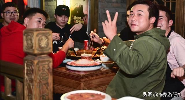 一顿火锅，看懂中国SLG天花板