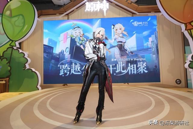 卡琳娜cos原神仆人，浑身散发荷尔蒙，连网红井川里予都坐不住了