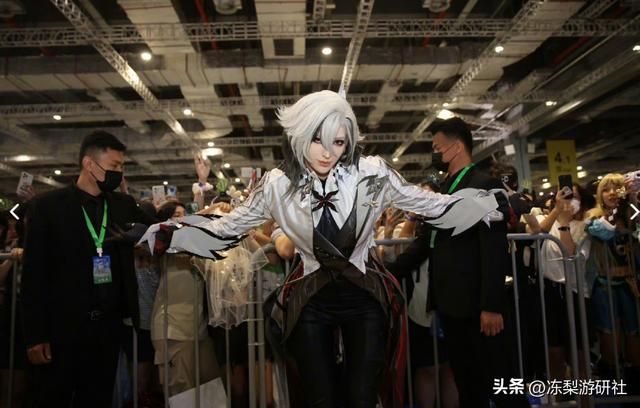 卡琳娜cos原神仆人，浑身散发荷尔蒙，连网红井川里予都坐不住了