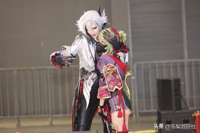 卡琳娜cos原神仆人，浑身散发荷尔蒙，连网红井川里予都坐不住了