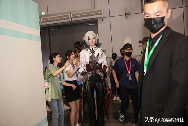 卡琳娜cos原神仆人，浑身散发荷尔蒙，连网红井川里予都坐不住了