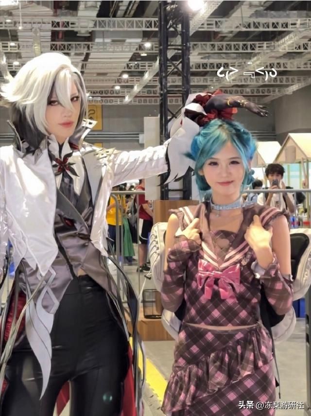 卡琳娜cos原神仆人，浑身散发荷尔蒙，连网红井川里予都坐不住了