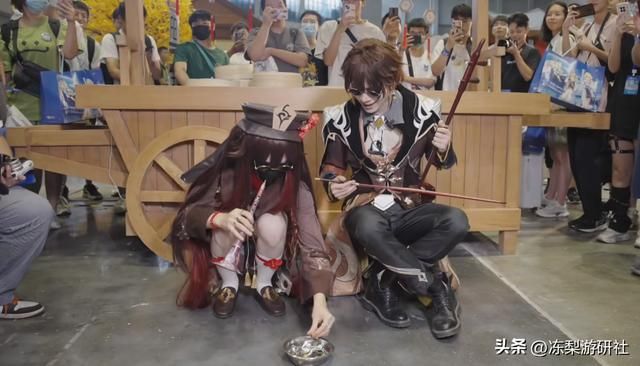 卡琳娜cos原神仆人，浑身散发荷尔蒙，连网红井川里予都坐不住了