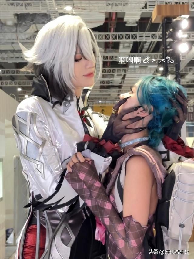 卡琳娜cos原神仆人，浑身散发荷尔蒙，连网红井川里予都坐不住了