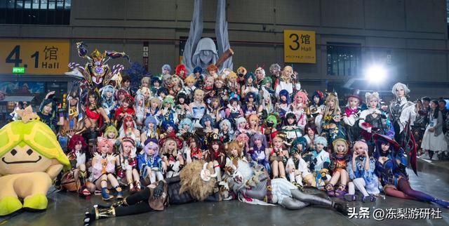 卡琳娜cos原神仆人，浑身散发荷尔蒙，连网红井川里予都坐不住了