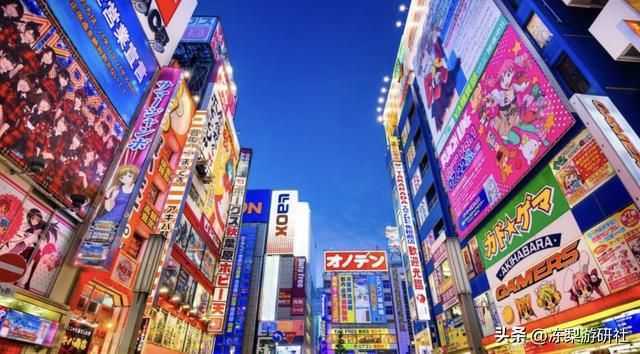 米哈游承包秋叶原C位？崩铁、原神轮番抢镜，本土二次元濒临失宠