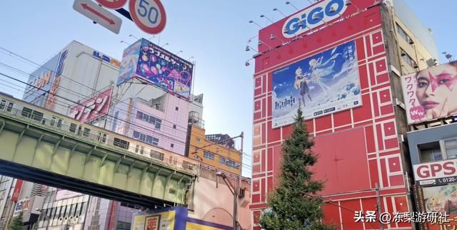 米哈游承包秋叶原C位？崩铁、原神轮番抢镜，本土二次元濒临失宠