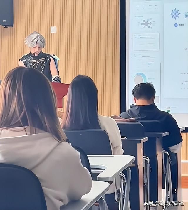 妮露在冰上花滑，心海在水中浮潜，这届原神COS都这么猛吗？