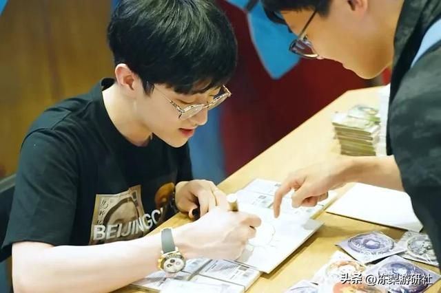 兰那罗跳极乐净土、偶像签名送鼓励，这展会让老外羡慕到狂求机票