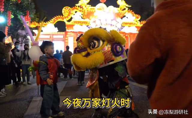 嘉明真人现身广州花市，舞兽戏被电视台拍下，路过财神爷看呆了