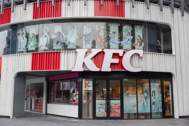 KFC“乌鸡全家桶”上线第一天爆了，网友：太黑了，看着熏眼睛