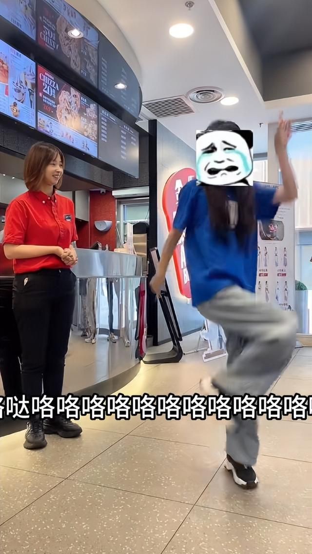 KFC“乌鸡全家桶”上线第一天爆了，网友：太黑了，看着熏眼睛