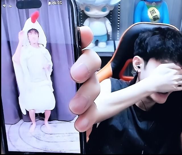 KFC“乌鸡全家桶”上线第一天爆了，网友：太黑了，看着熏眼睛