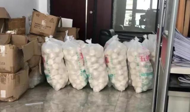 最离谱年终回馈，网易给大客户每人发了套环卫服，鼓励过年扫大街