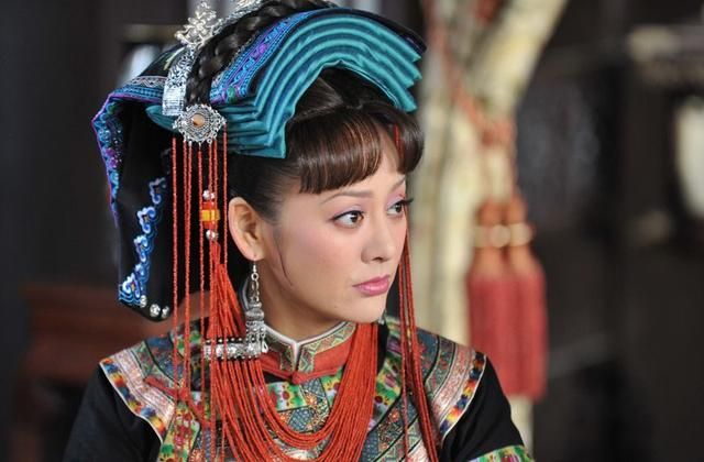 最离谱年终回馈，网易给大客户每人发了套环卫服，鼓励过年扫大街